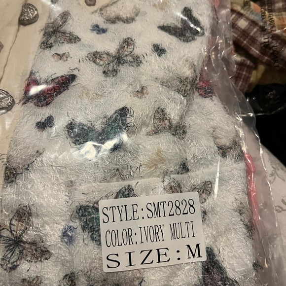 POL Medium Butterfly Print Shirt - Picture 4 of 7